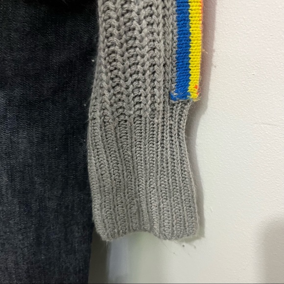 Gray rainbow sweater by Derek Heart is in excellent condition. Size small - Picture 6 of 10